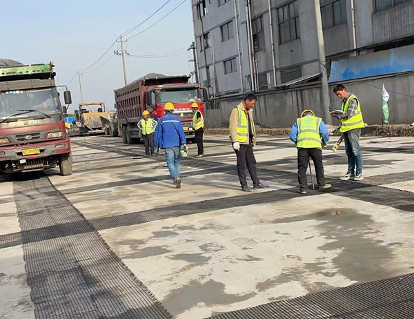 江华老材料的新故事：玻璃纤维土工格栅如何在‘白改黑’浪潮中重获新生？